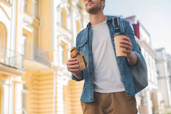 Recortado Tiro Hombre Feliz Con Mochila Café Para Croissant Caminando — Foto de Stock