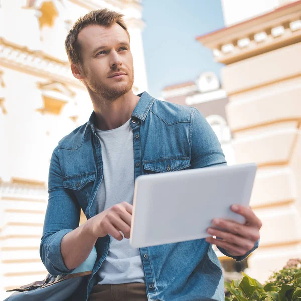 Aantrekkelijke Jonge Man Met Behulp Van Tablet Straat Zoek Weg — Gratis stockfoto