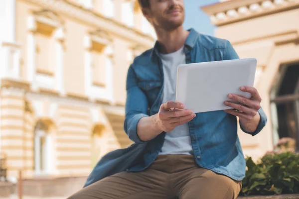 Bijgesneden Shot Van Knappe Jongeman Met Behulp Van Tablet Straat — Gratis stockfoto