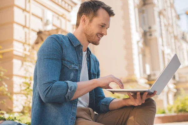 Joven Feliz Con Taza Papel Café Usando Ordenador Portátil Calle —  Fotos de Stock