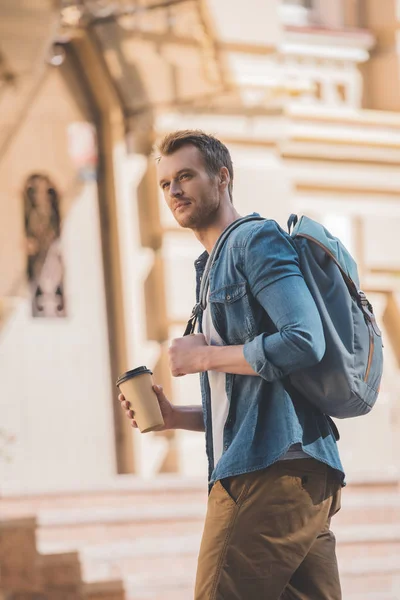 Glad Ung Man Med Kaffe Att Och Ryggsäck Promenader Genom — Stockfoto