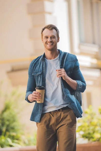 Joven Feliz Con Café Para Mochila Caminando Por Calle Mirando —  Fotos de Stock