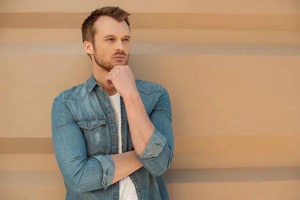 Thoughtful Young Man Looking Away Front Wall — Free Stock Photo