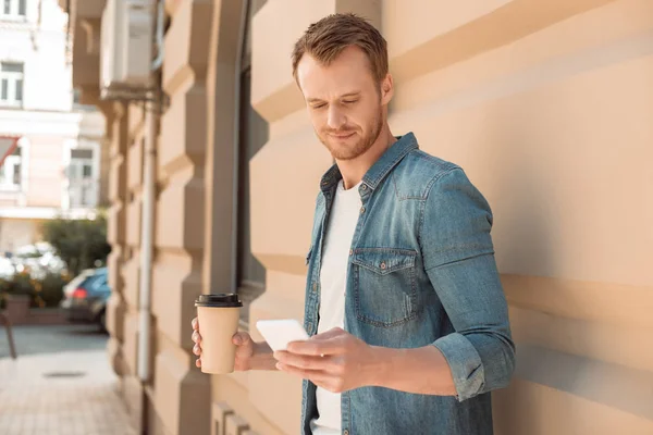 Beau Jeune Homme Avec Café Pour Aller Aide Smartphone Dans — Photo