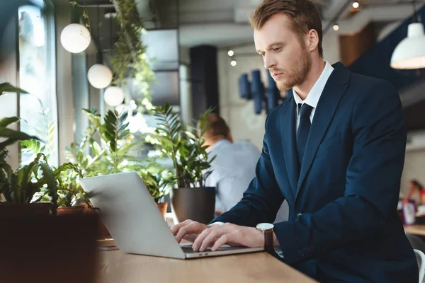 Vista Lateral Del Hombre Negocios Enfocado Utilizando Ordenador Portátil Mesa — Foto de Stock