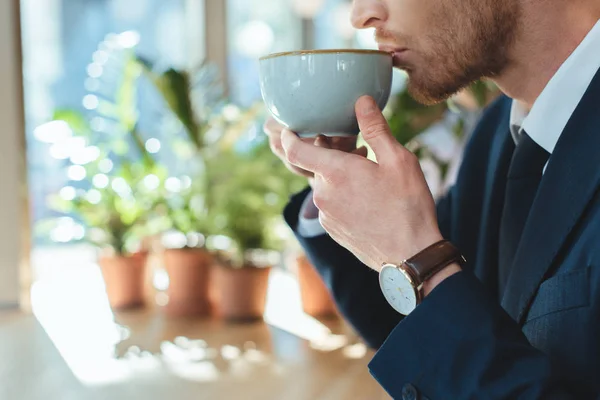 Teilansicht Auf Stilvollen Geschäftsmann Bei Kaffeepause Café — kostenloses Stockfoto
