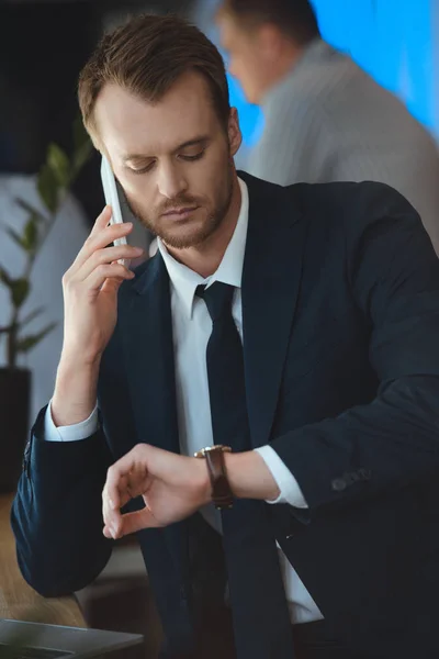 Retrato Empresario Seguro Comprobar Tiempo Durante Conversación Teléfono Inteligente Cafetería — Foto de Stock