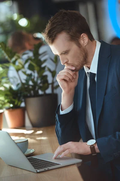 Side View Pensive Businessman Working Laptop Table Cup Coffee Restaurant — Stock Photo, Image