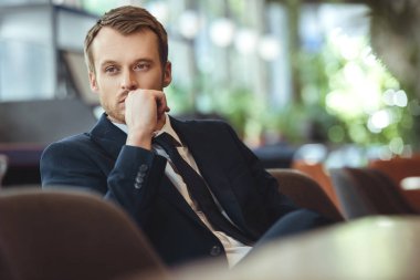 kahve dükkanında dinlenme düşünceli işadamı portresi