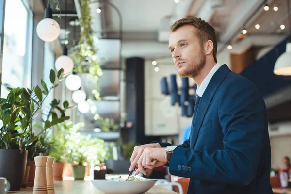 Seitenansicht Eines Nachdenklichen Geschäftsmannes Der Beim Mittagessen Café Wegschaut — Stockfoto