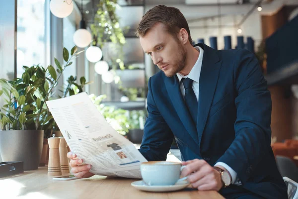 Hombre Negocios Con Taza Café Periódico Lectura Durante Descanso Café — Foto de Stock