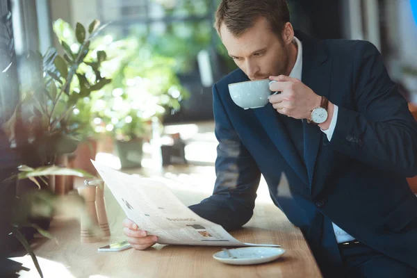 Zakenman Drinken Koffie Terwijl Het Lezen Van Krant Tijdens Koffiepauze — Stockfoto