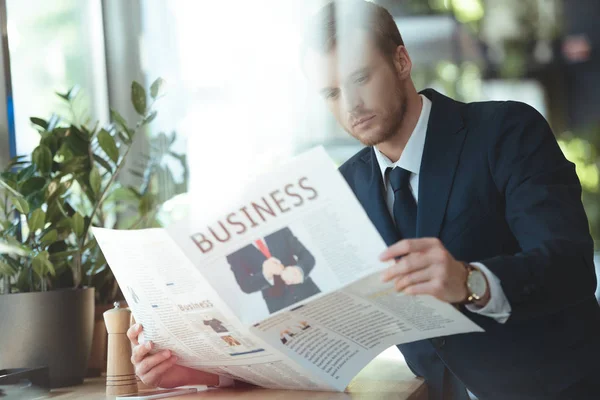 Hombre Negocios Enfocado Traje Leyendo Periódico Cafetería — Foto de stock gratis