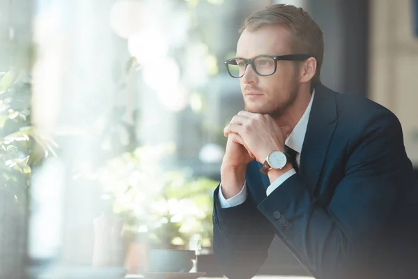 Nachdenklicher Geschäftsmann Mit Brille Schaut Café Weg — Stockfoto