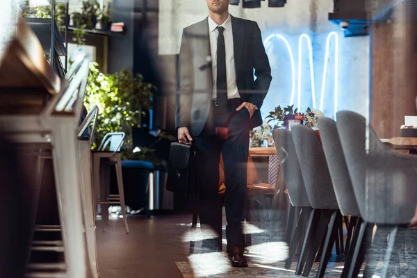 Teilansicht Von Geschäftsmann Mit Koffer Restaurant — Stockfoto