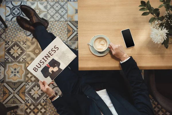 Visão Aérea Empresário Terno Com Jornal Mesa Com Xícara Café — Fotografia de Stock