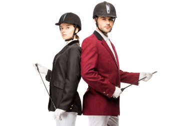 ciddi genç equestrians üniforma ve süre arka arkaya eğilerek ve üzerinde beyaz izole kamera bakarak Süvari sopa tutan kask 