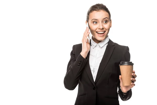 Surpresa Jovem Empresária Com Xícara Papel Café Falando Por Telefone — Fotografia de Stock