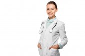 Veselá mladá lékařka s stetoskop přes krk při pohledu na fotoaparát izolované na bílém