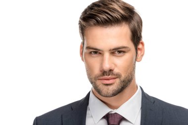 yakın çekim yakışıklı genç işadamı ceketli beyaz izole kamera bakarak portresi