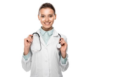çekici mutlu kadın doktor boyun ayakta beyaz izole üzerinde stetoskop ile