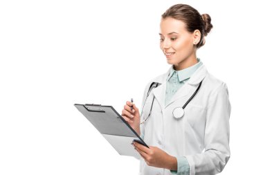 mutlu genç kadın doktor tıbbi ceket üzerine beyaz izole Pano yazma