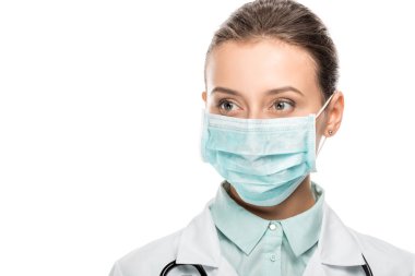 Tıbbi maskesi uzak üzerinde beyaz izole arıyor kadın doktor portresi