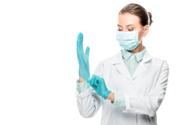 Genç kadın doktor tıbbi maske lateks eldiven üzerinde beyaz izole koyarak