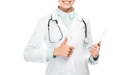 kısmi görünümünü dijital tablet tutarak ve başparmak üzerinde beyaz izole jest yapıyor kadın doktor