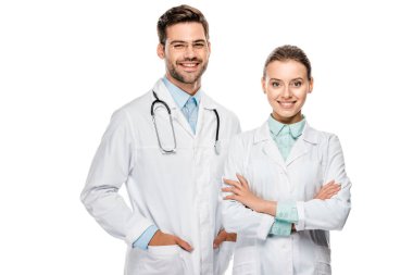 yakışıklı mutlu erkek doktor çapraz kolları üzerinde beyaz izole kadın meslektaşım ayakta 