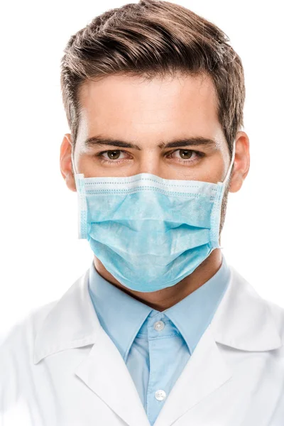 Ernstige Jonge Mannelijke Doctor Medische Masker Kijken Camera Geïsoleerd Wit — Stockfoto