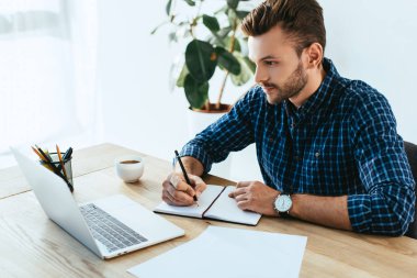 Notlar masa ofis dizüstü bilgisayar ile webinar yılında bölümü çekerken yapım işadamı