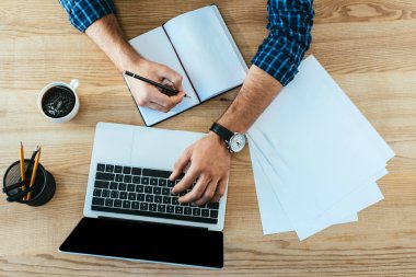webinar, Masa raporları ile katılan adamın havai görünümü