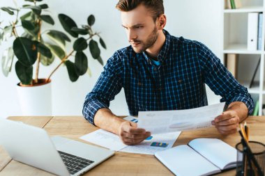 masa ofis dizüstü bilgisayar ile evrak işi işadamı portresi