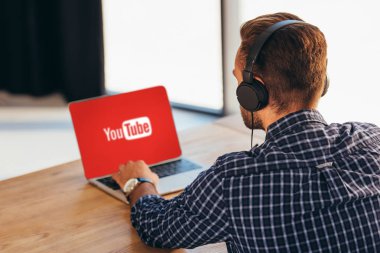 kısmi ekran Office logosuna youtube ile dizüstü bilgisayar kullanarak kulaklık erkekte görünümünü