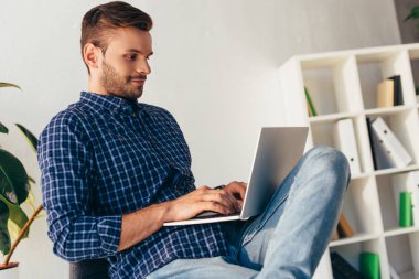 konsantre işadamı laptop kullanma office yan görünüm