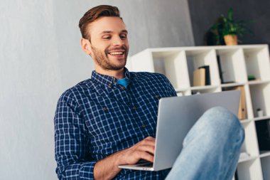 webinar Office katılan dizüstü bilgisayar ile gülümseyen iş adamı
