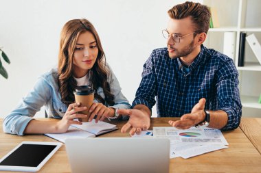 webinar işyeri kağıtları ve not defterinde office ile birlikte katılan iş arkadaşları