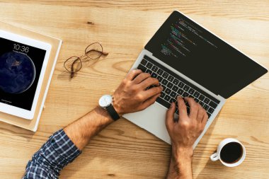 laptop tablet ve kahve ile masa üzerinde işadamı kısmi görünümü
