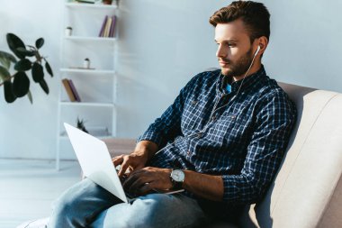 evde webinar katılan kulaklık odaklı adam