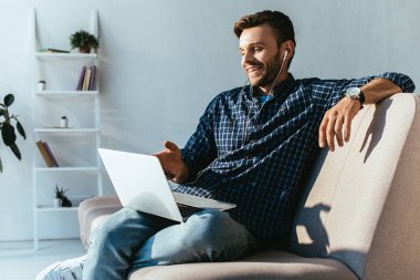 neşeli adam evde webinar katılan kulaklık