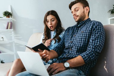 meslektaşları ile webinar birlikte evde katılan dizüstü