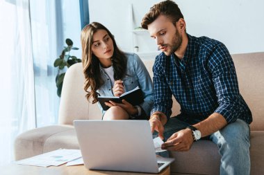 yüzey laptop ve webinar Office birlikte katılan kağıtları ile iş arkadaşları
