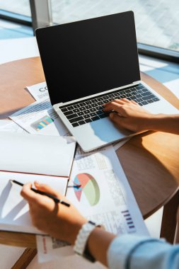 kısmi webinar, Masa laptop ile katılan kadın görünümünü