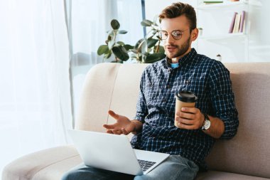 kahve ve dizüstü evde webinar katılan adam portresi