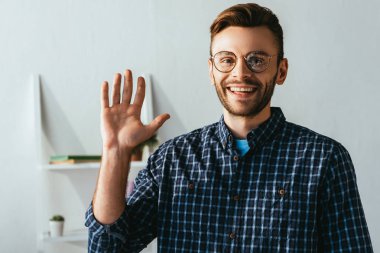 gözlük kamera için evde sallayarak neşeli adam portresi