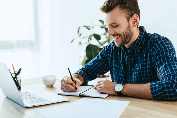 Lachende Zakenman Die Deelnemen Aan Een Webinar Tafelblad Met Laptop — Stockfoto