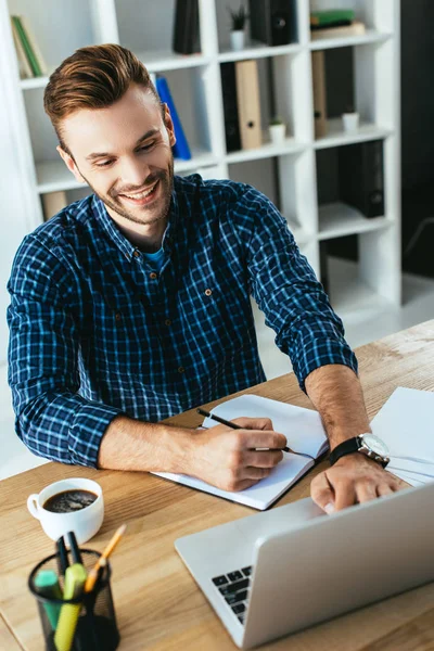 webinar masa ofis dizüstü bilgisayar ile katılan işadamı gülümseyen