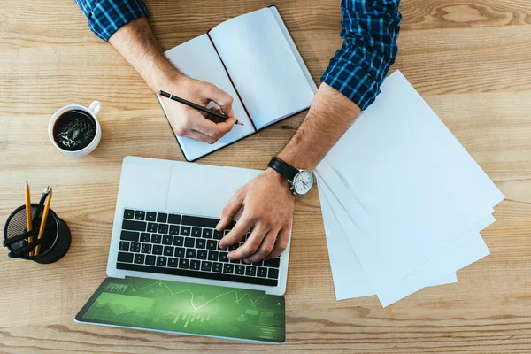 Vista Aérea Empresário Que Trabalha Mesa Com Papéis Notebook Laptop — Fotografia de Stock