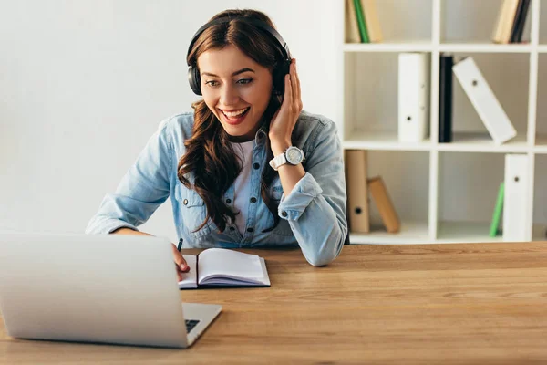 Portrait Smiling Woman Headphones Taking Part Webinar Office — Stock Photo, Image